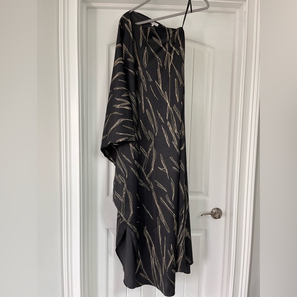 DIARRABLU Satu One-Shoulder Dress Black and Gold. - Picture 4 of 11